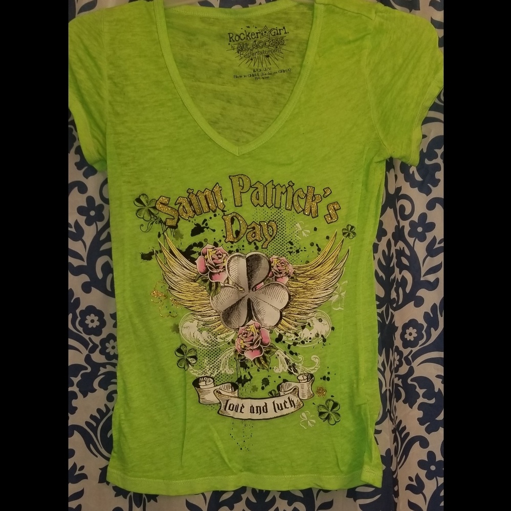 V neck- Graphic T